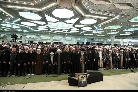 اقامه نماز بر پیکر آیتالله هاشمی شاهرودی به امامت رهبر معظم انقلاب اقامه نماز بر پیکر آیتالله هاشمی شاهرودی به امامت رهبر معظم انقلاب